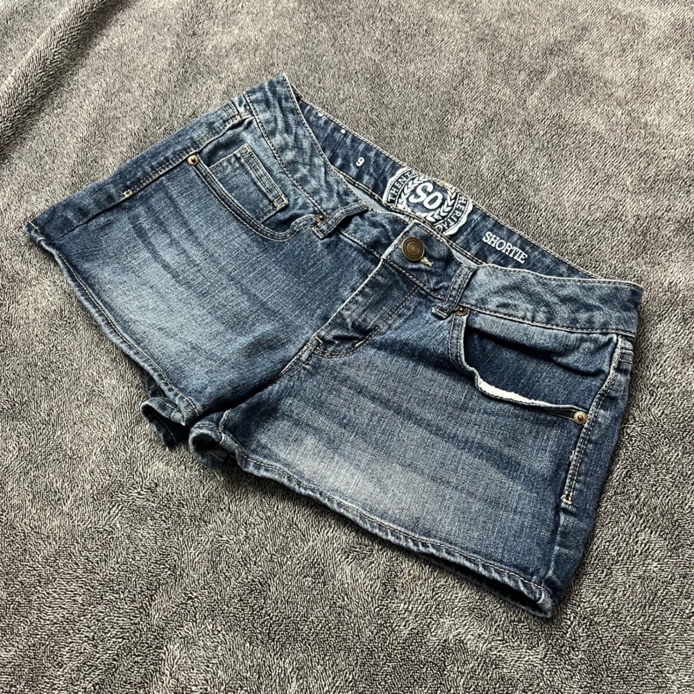 SO Authentic Heritage Shortie Denim Low Rise Shorts Medium Wash Blue Womens 9